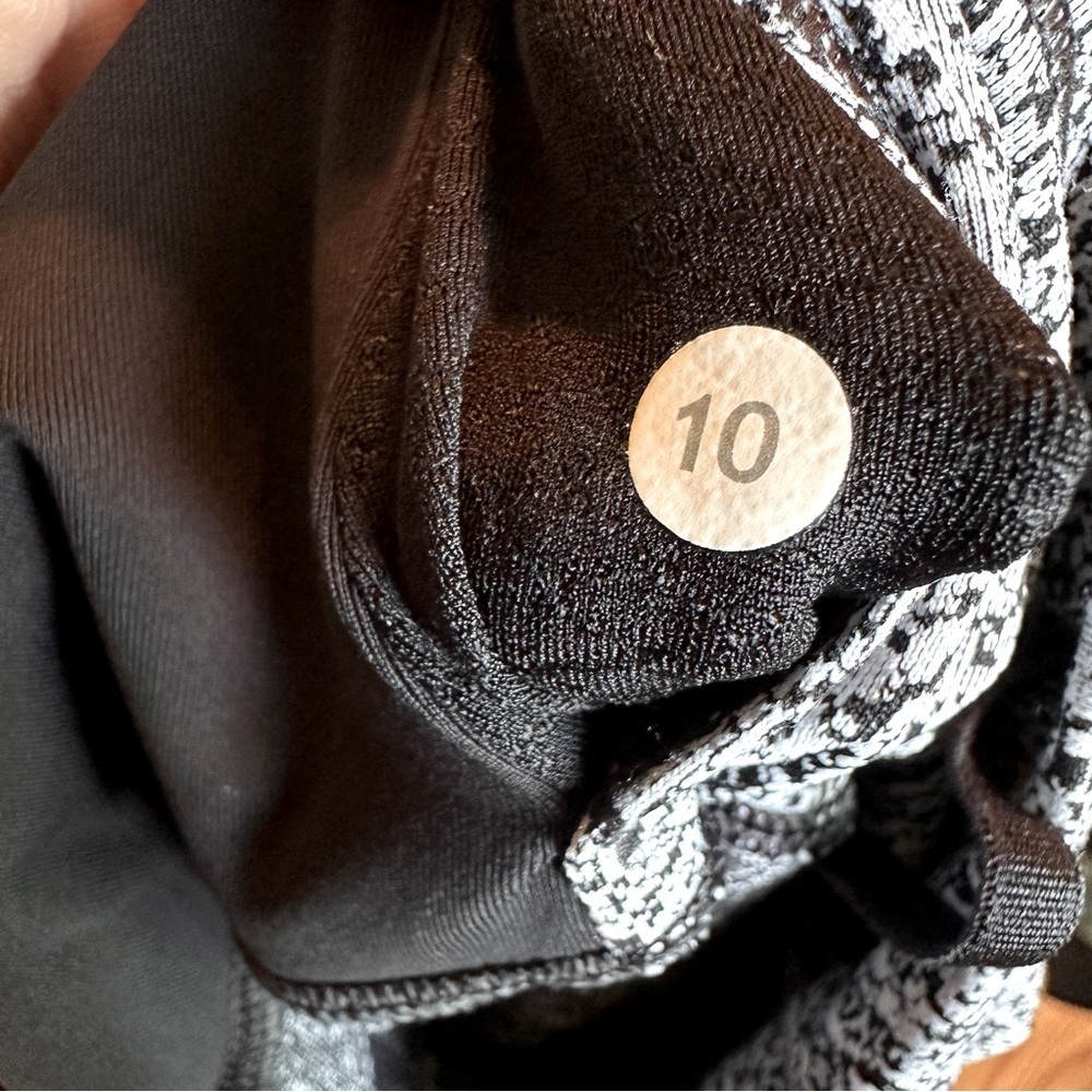 Lululemon Reflective Speed Tight Leggings Size 10 Black/White Pixel Print - Picture 16 of 16